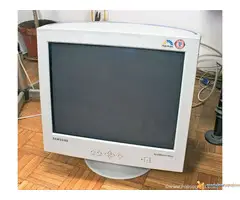 Prodajem 3 Monitora Crt 1500 din je jedan za kompjuter.