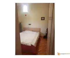 Iznajmljujem stan u Zemunu, Prvomajska, 60 m2 cg ,1. sprat, namesten