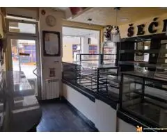 Izdajem lokal u Inđiji u stambenoj zgradi u centru grada